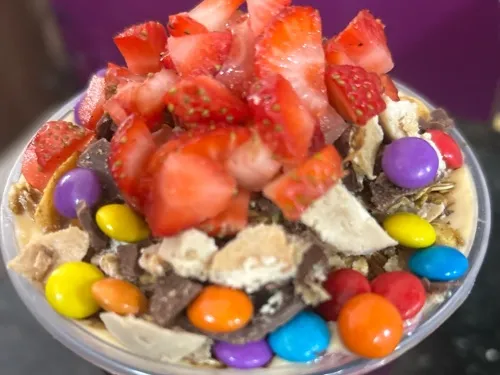 Açaí Tropical com morangos e complementos